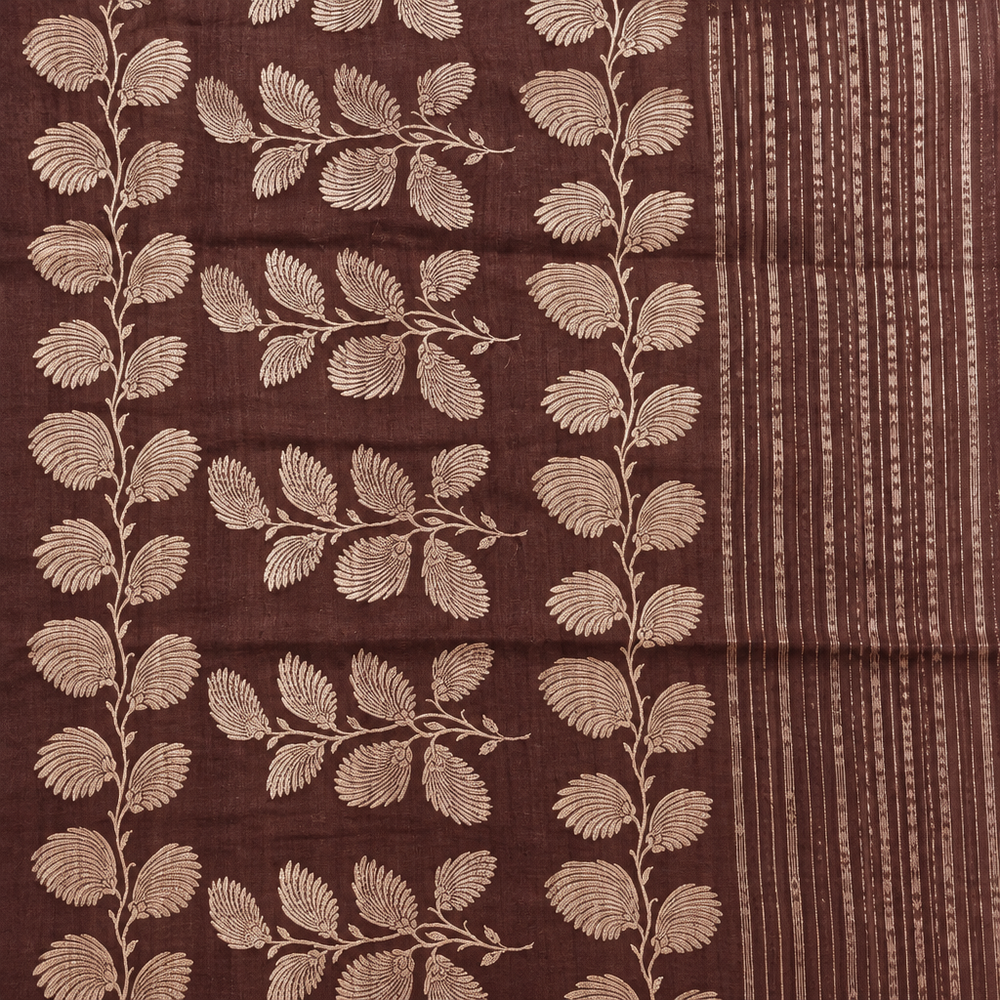 Brown saree pallu close-up preview