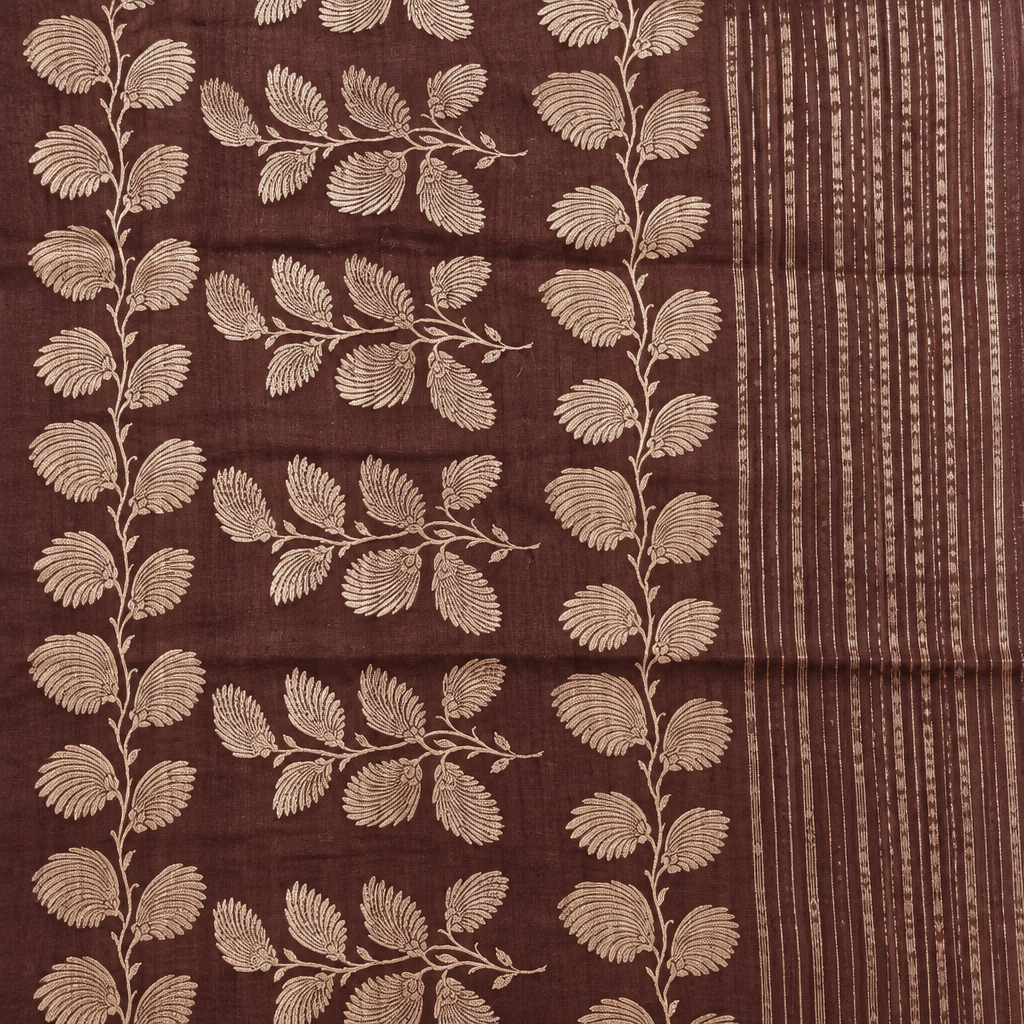 Brown saree pallu close-up preview
