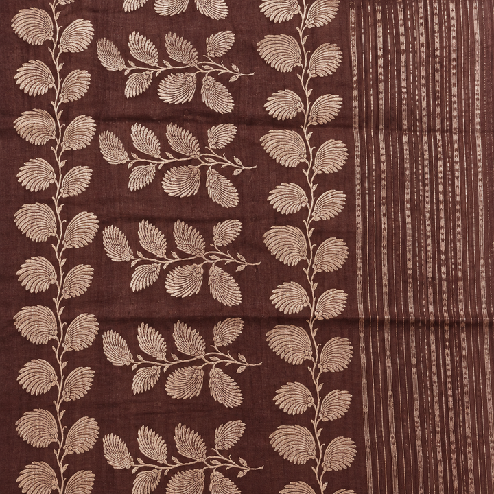 Brown saree pallu close-up preview