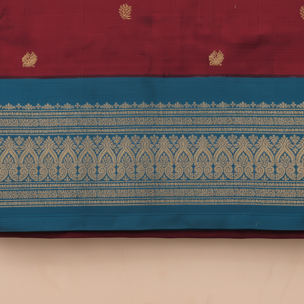 Blue contrast zari border on a maroon 9-yard pure silk saree close-up