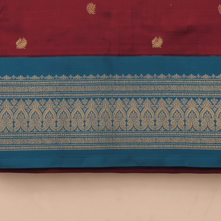 Blue contrast zari border on a maroon 9-yard pure silk saree close-up