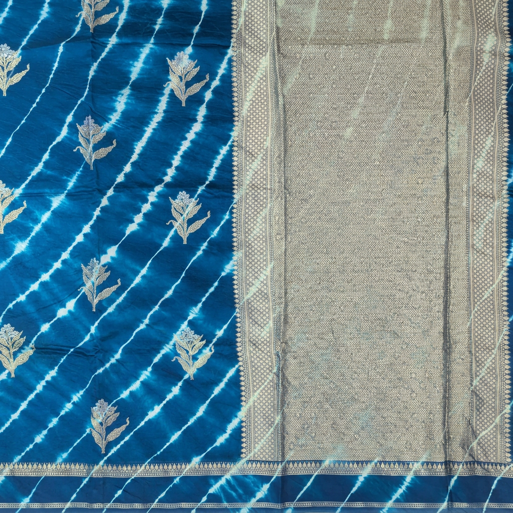 Close-up of pale metallic-toned patterned pallu and narrow decorative border