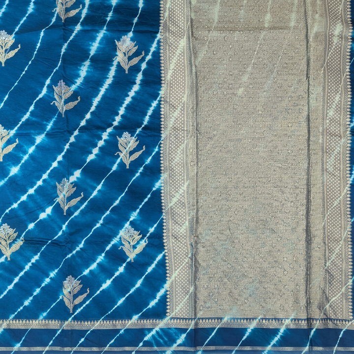 Close-up of pale metallic-toned patterned pallu and narrow decorative border