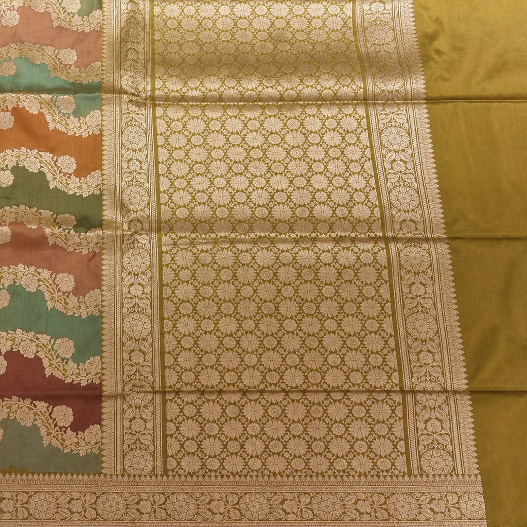 Preview of the gold-toned pallu and border